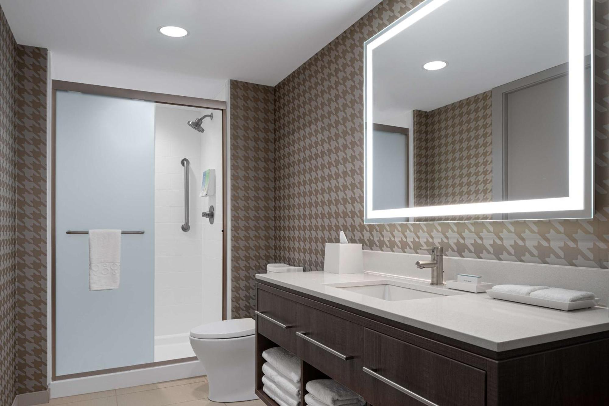 Home2 Suites By Hilton Des Moines At Drake University Exteriör bild