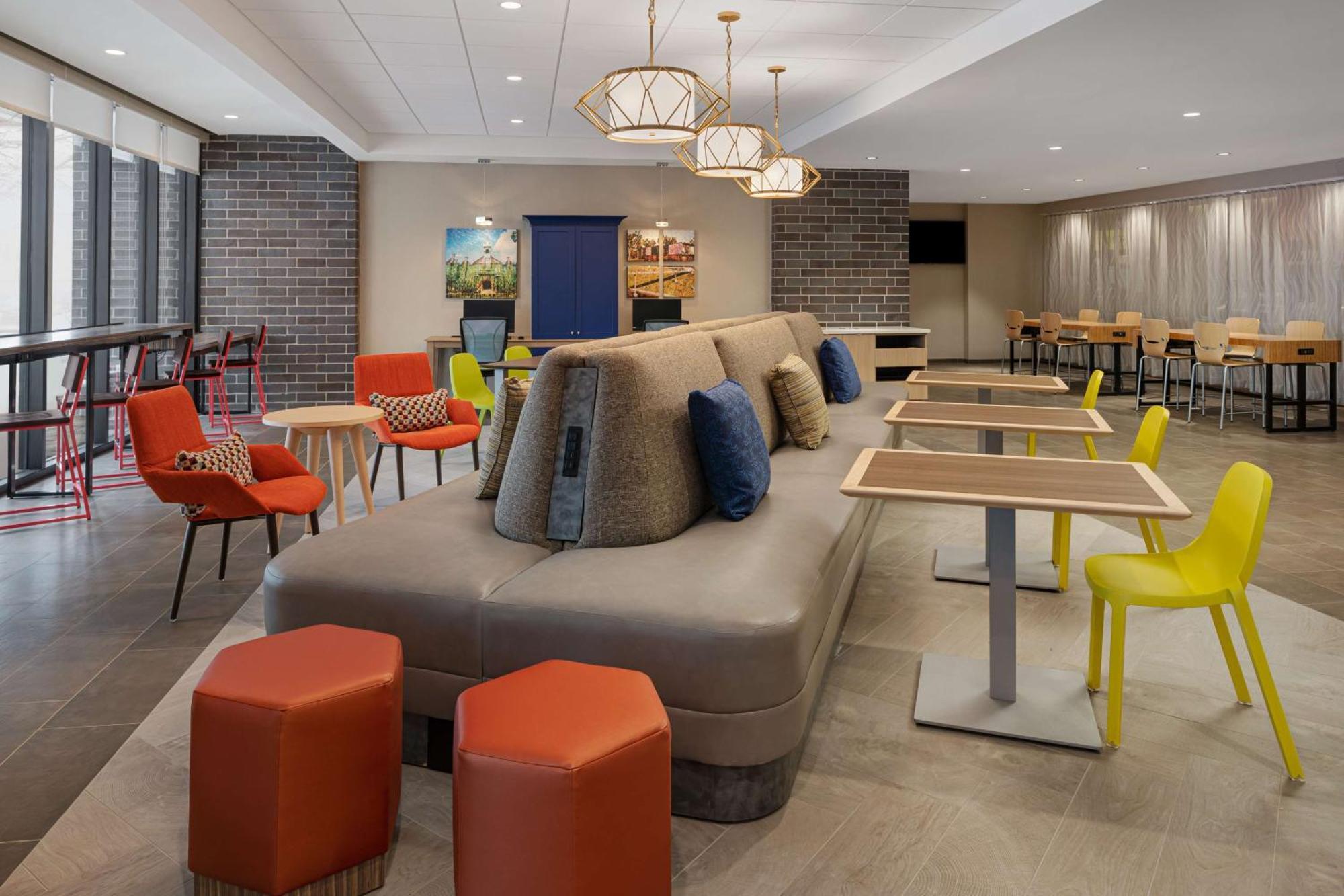 Home2 Suites By Hilton Des Moines At Drake University Exteriör bild