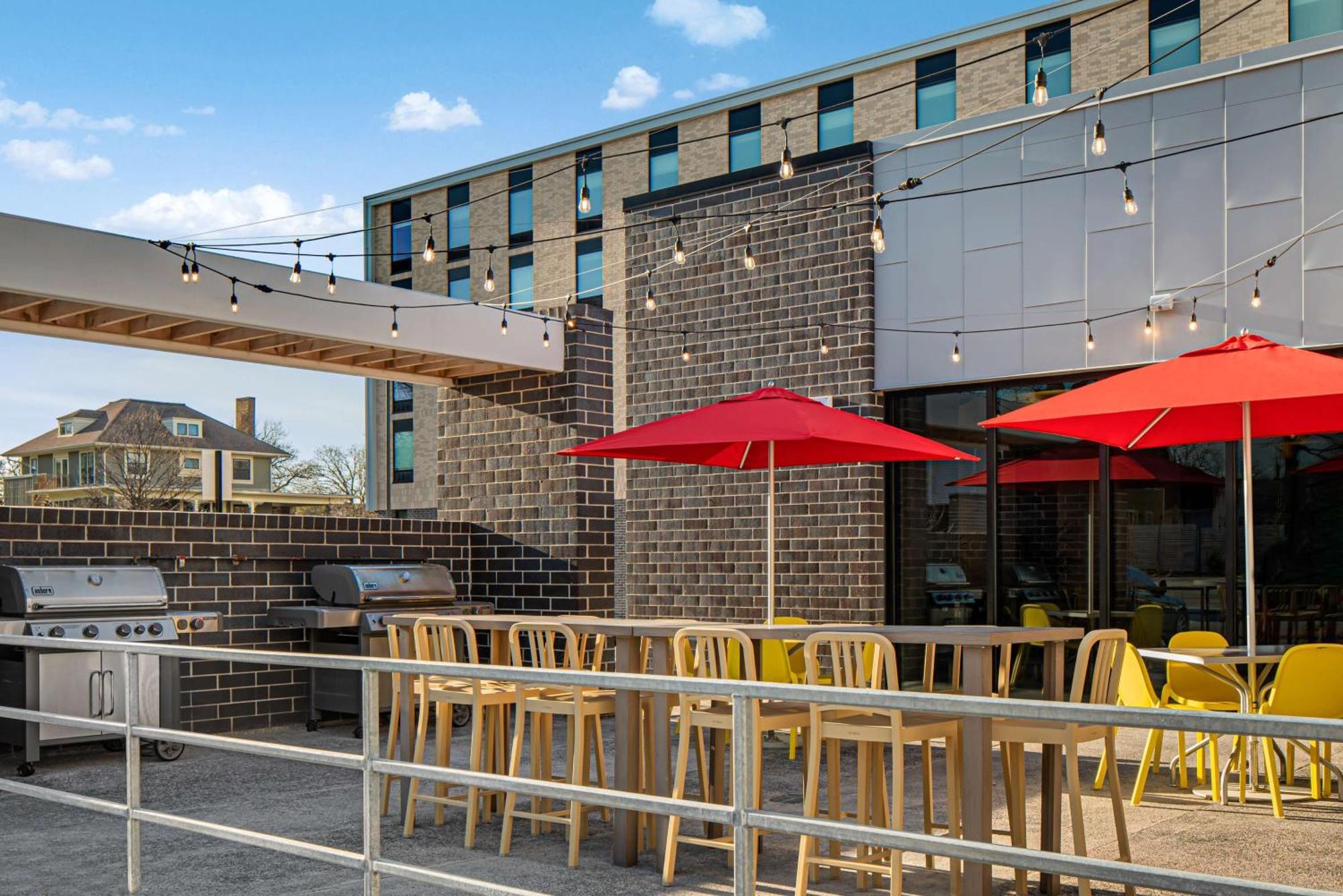 Home2 Suites By Hilton Des Moines At Drake University Exteriör bild
