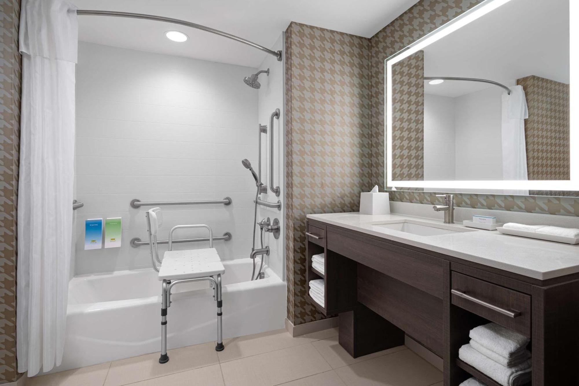 Home2 Suites By Hilton Des Moines At Drake University Exteriör bild