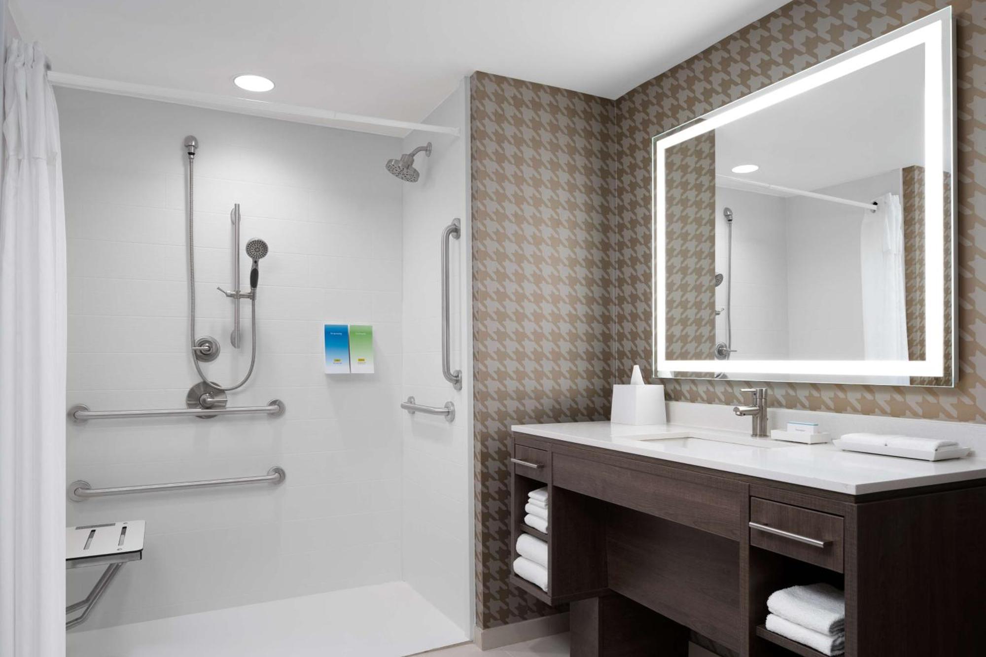 Home2 Suites By Hilton Des Moines At Drake University Exteriör bild